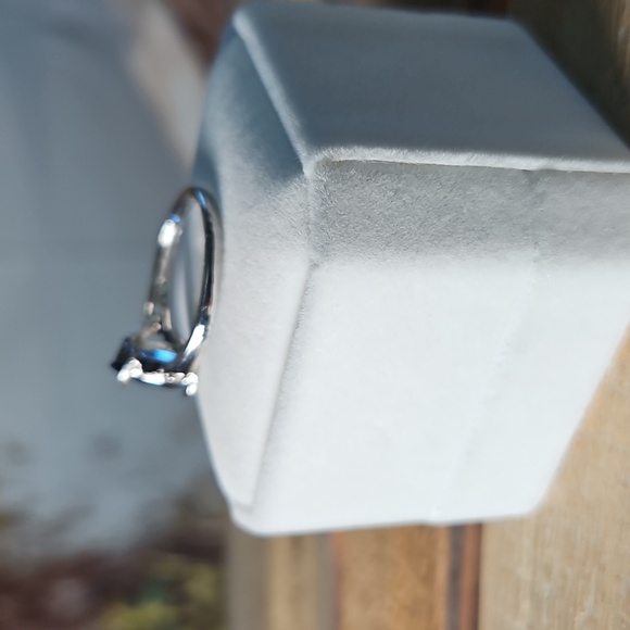 Elegant Silver and Blue Gemstone Ring - Picture 8 of 10